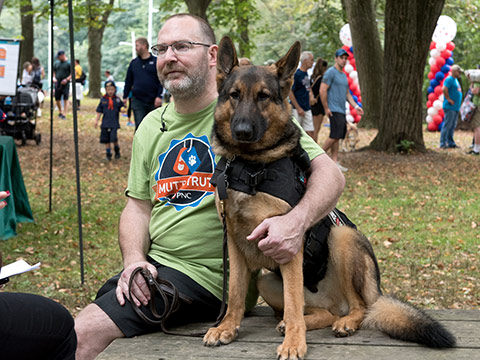 Empleado de PNC y su perro de servicio en PNC Mutt Strut en Pittsburgh.