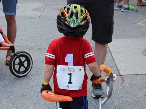 Niño sujeta su bicicleta en The Crit en Indianápolis