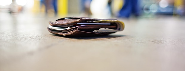 billetera en el suelo