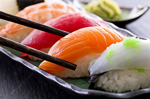 Sushi en un plato con palillos