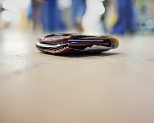 billetera en el suelo