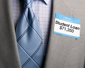 etiqueta de identificación que muestra la deuda de préstamos estudiantiles de $71,350