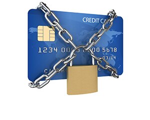 Tarjeta de crédito con candado y cadena
