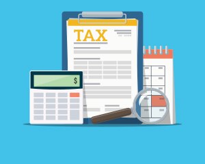 Formulario de impuestos, calendario y calculadora sobre un fondo azul