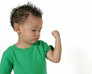  Foto de un niño pequeño enseñando sus bíceps