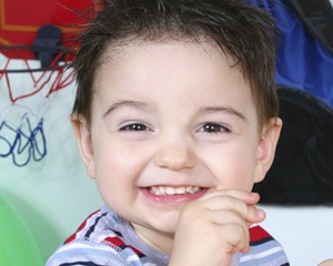 Foto de un niño pequeño sonriendo