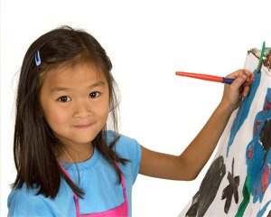 Niña joven pintando
