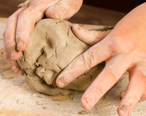 Las manos del niño jugando con materiales de moldeo