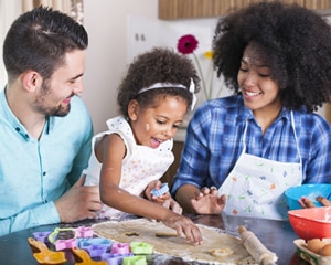 niño cocinando con los padres