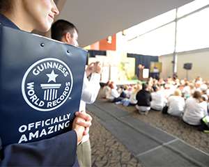 niños aprenden en un evento del Guinness World Record.