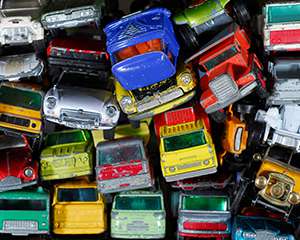 Foto de una pila de automóviles de juguete
