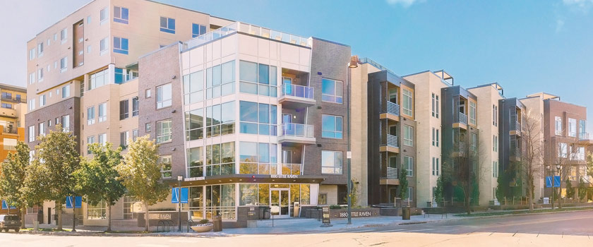 Complejo de apartamentos en una calle de la ciudad