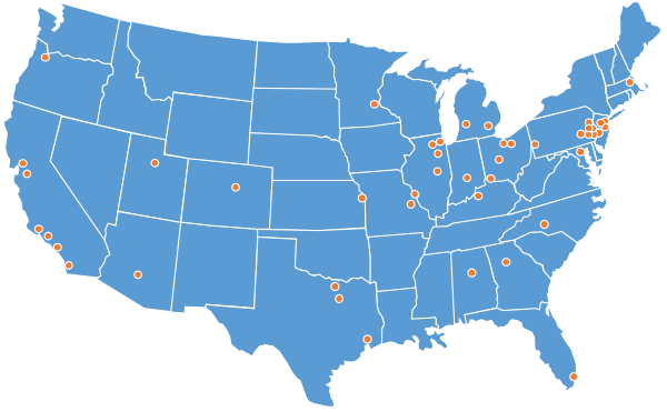 Un mapa azul de los Estados Unidos con 47 puntos anaranjados que indican cada oficina de bienes raíces